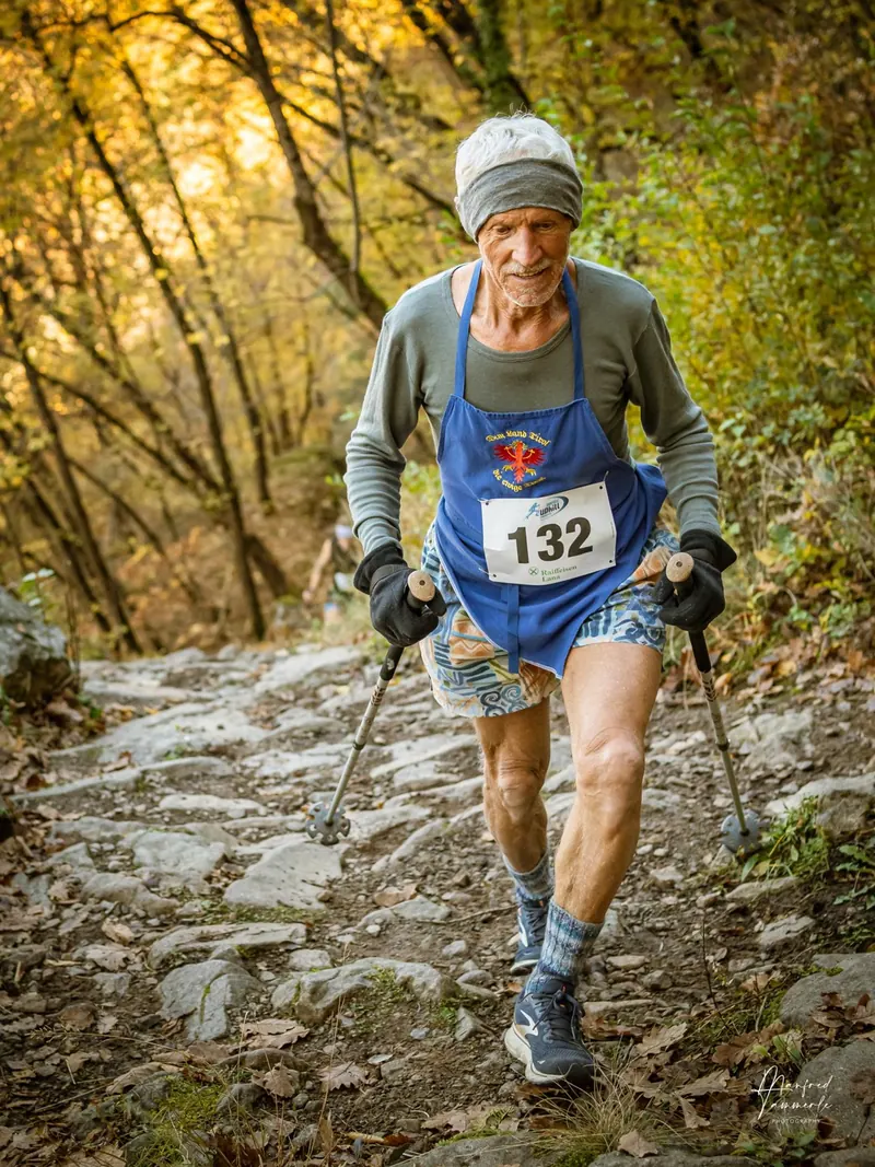 Partecipanti alla Nordic Uphill sul sentiero nel bosco