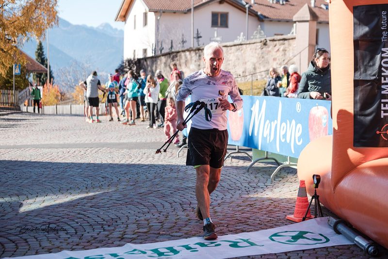 Teilnehmer beim Zieleinlauf in Vöran
